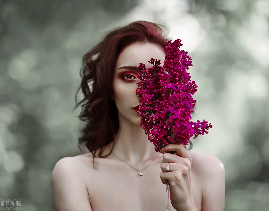 Фото Девушка прикрыла лицо веточкой сирени, фотограф Светлана Беляева