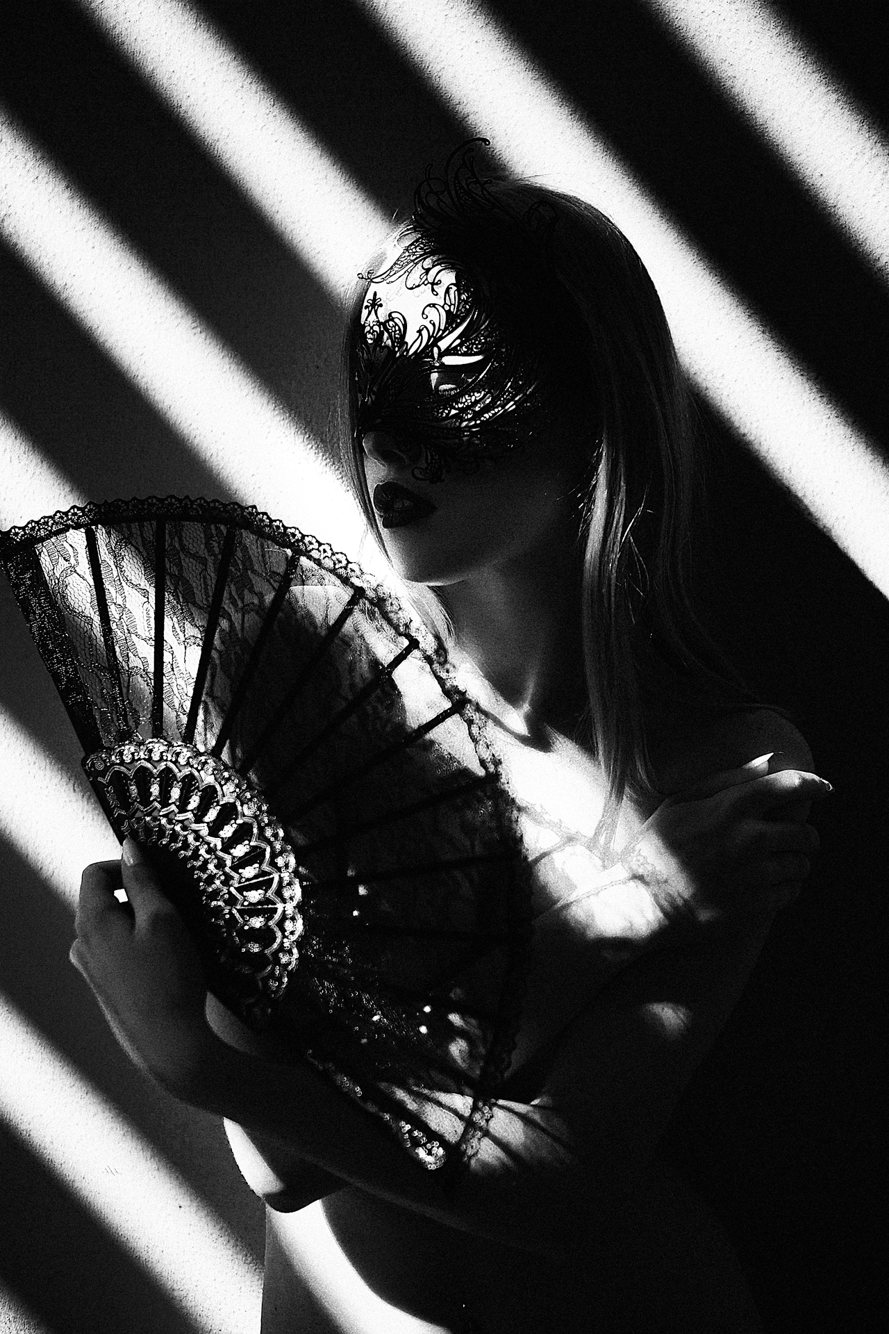 Девушка В Маске Черно Белое Фото