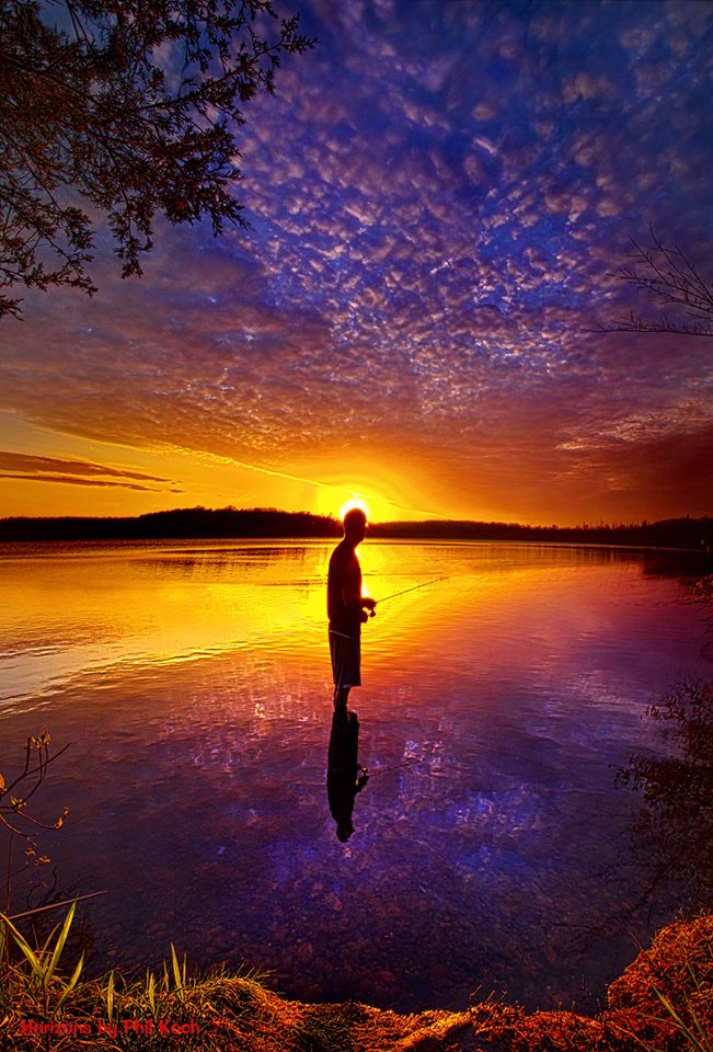 Фото Парень стоит в воде на фоне заката, by Phil Koch