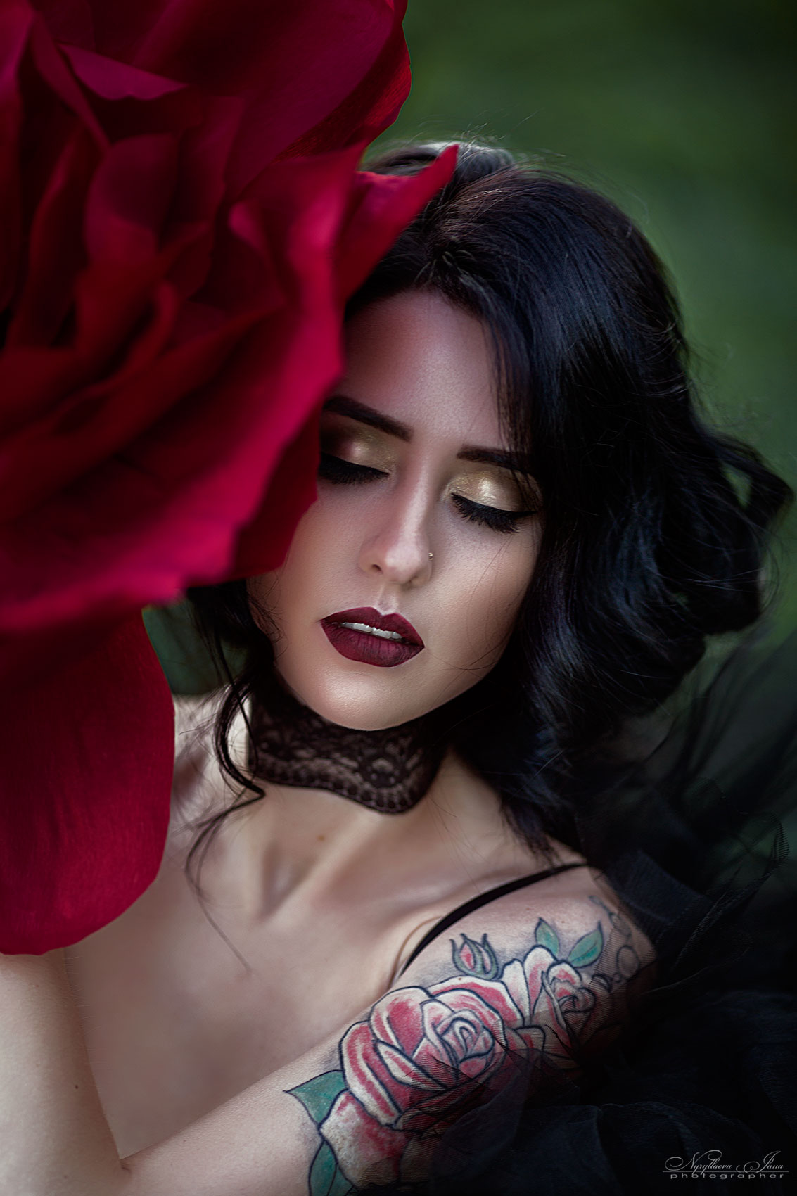 Фото Девушка с бордовой розой, фотограф Нуруллаева Яночка