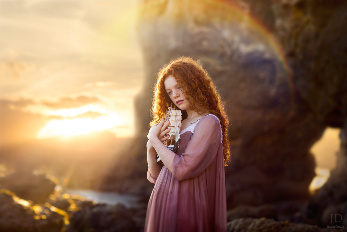 Фото Рыжеволосая девушка прижимает к себе кораблик, by Jessica Drossin