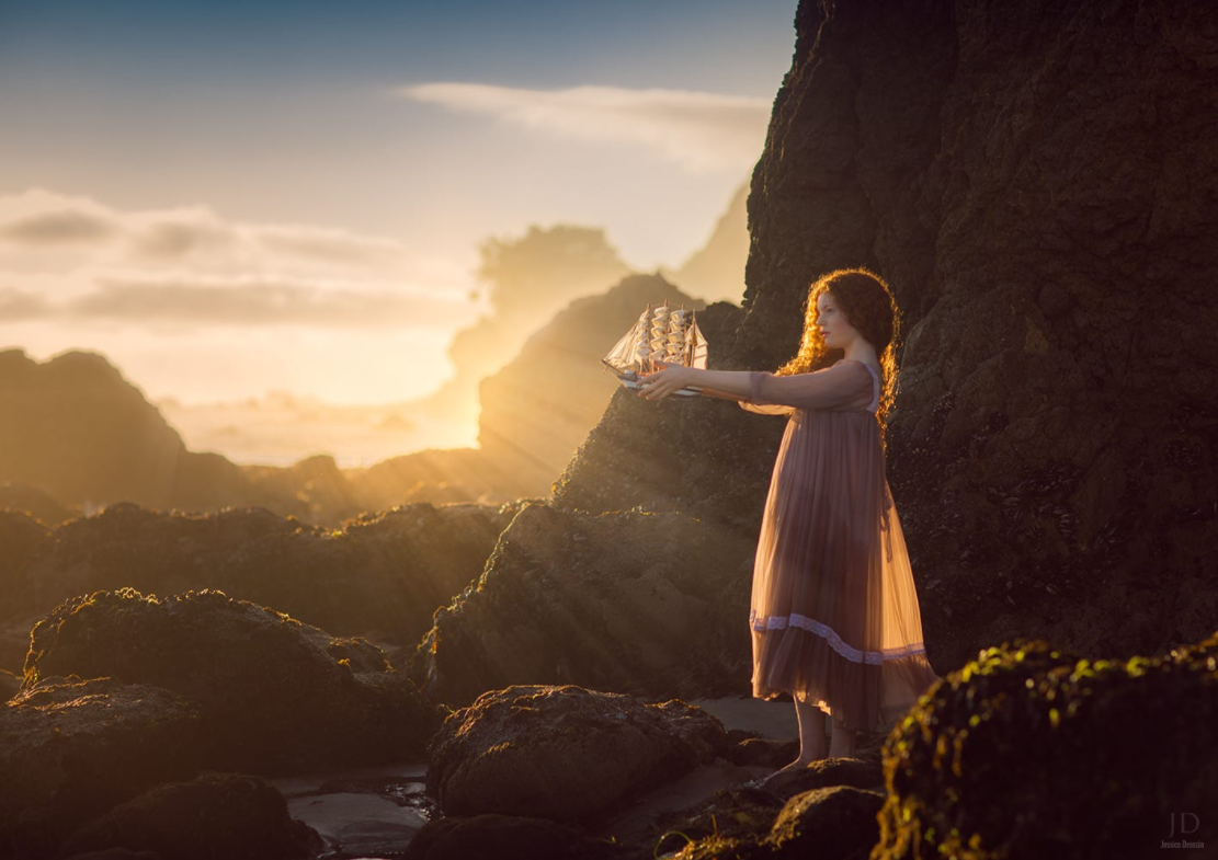 Фото Рыжеволосая девочка с корабликом в руках в лучах солнца, by Jessica Drossin