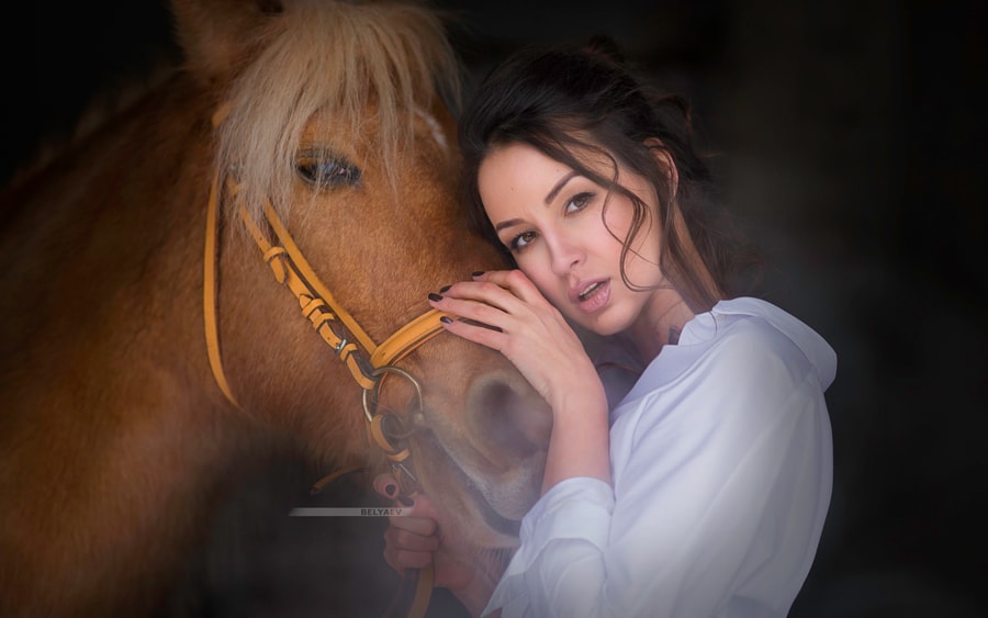 Фото Девушка Катя стоит рядом с лошадью, фотограф Dmitry Belyaev