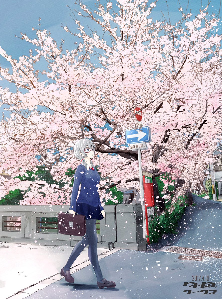 Фото Школьница идет по весенней улице, где у дороги цветет сакура