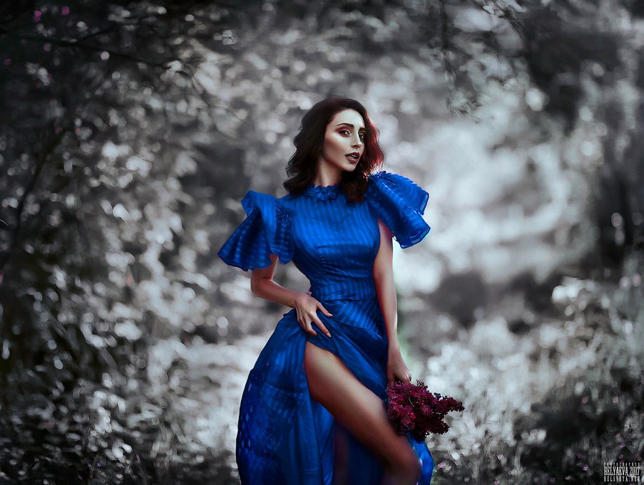 Девушка синее платье