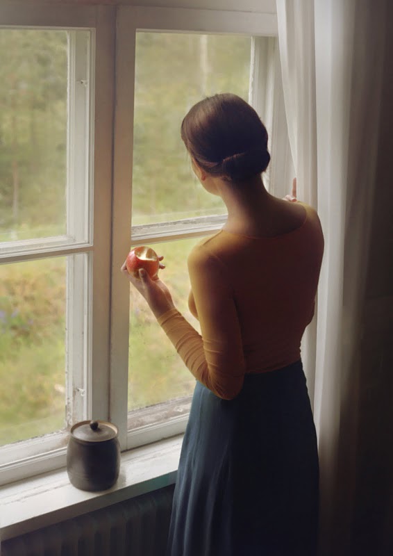 Фото Девушка с яблоком в руке стоит у окна, by Anna Aden