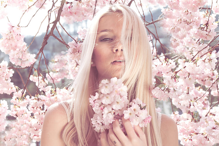 Фото Блондинка стоит с весенними цветами в руках, фотограф Kati