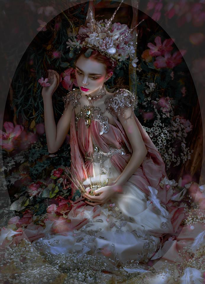Фото Девушка в окружении цветов с короной в руке, by Firefly-Path