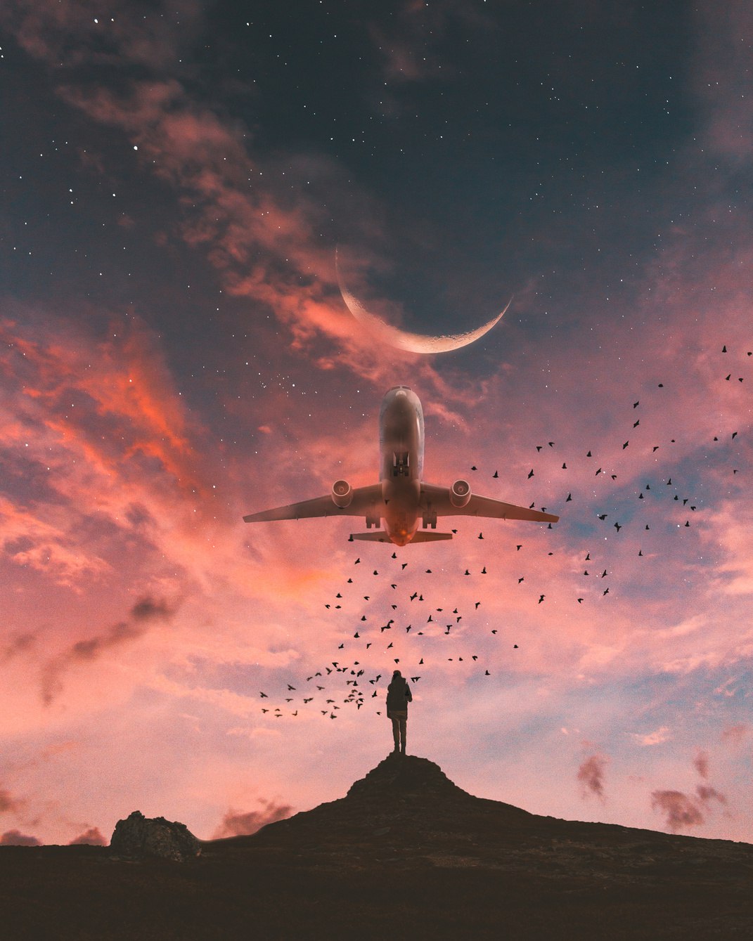 Фото Парень смотрит на самолет в вечернем небе