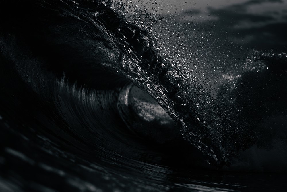 Фото Черная морская волна с искрящимся гребнем