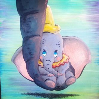Фото На хоботе слонихи мамы сидит ее слоненок Дамбо, мульфильм Дамбо / Dumbo