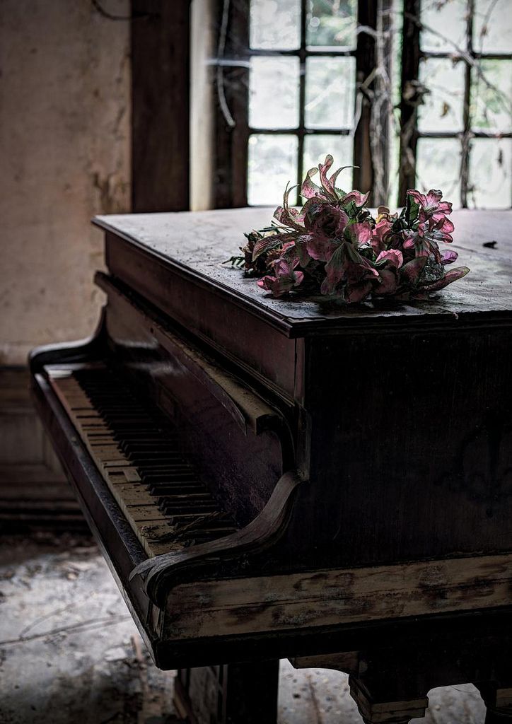 Фото Букет розовых лилий на старом рояле