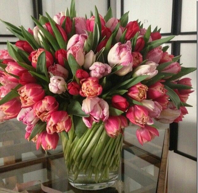 Фото Букет тюльпанов в вазе