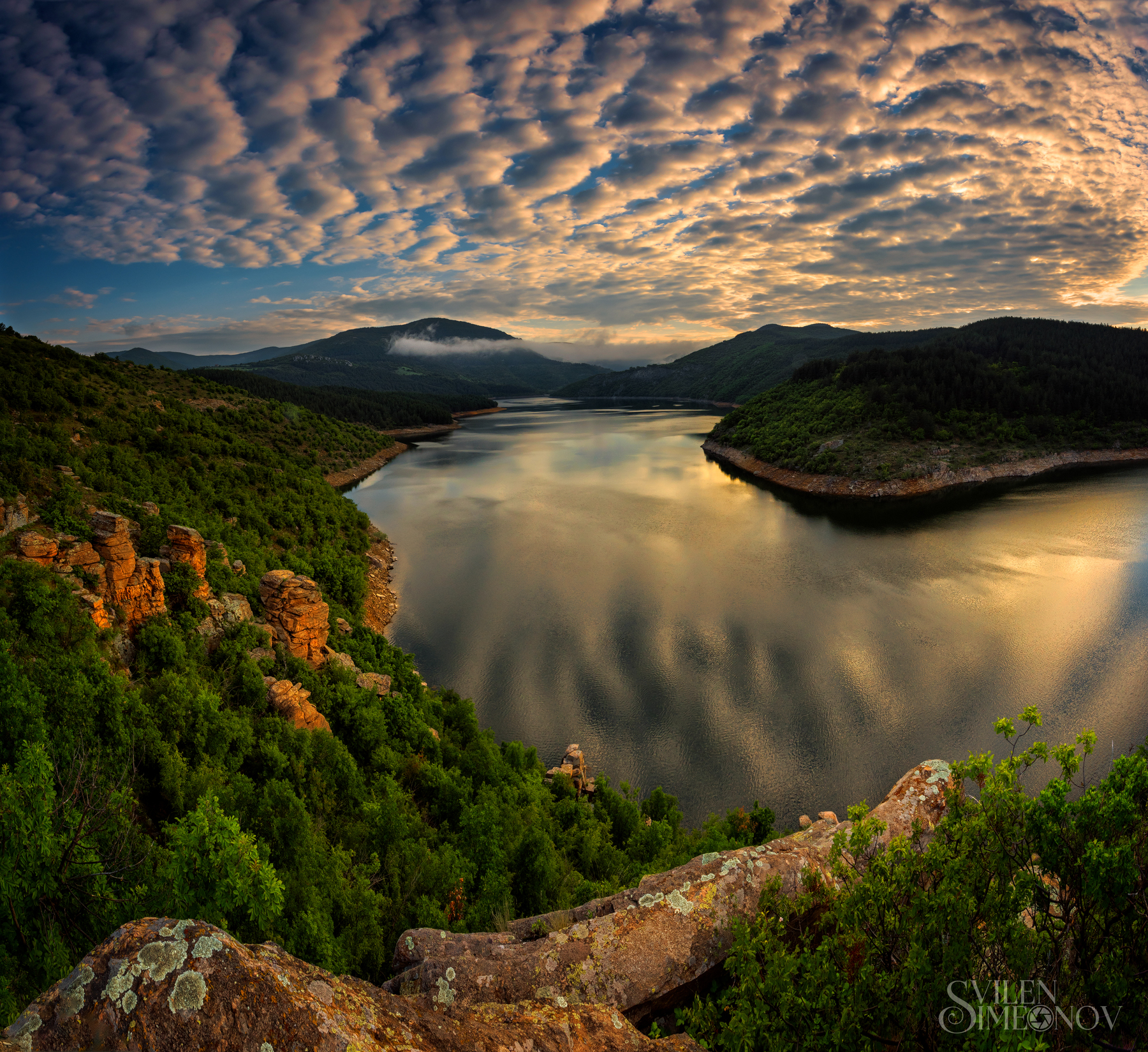 Фото Красивый пейзаж восхода на водохранилище Kardzhali Reservoir в Болгарии, фотограф Svilen Simeonov