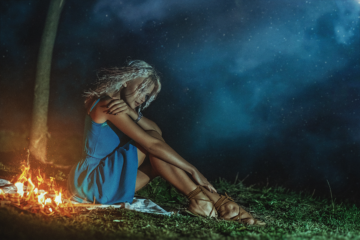 Фото Девушка Настя в голубом платье сидит на земле у костра, фотограф Асиялов Абубакар