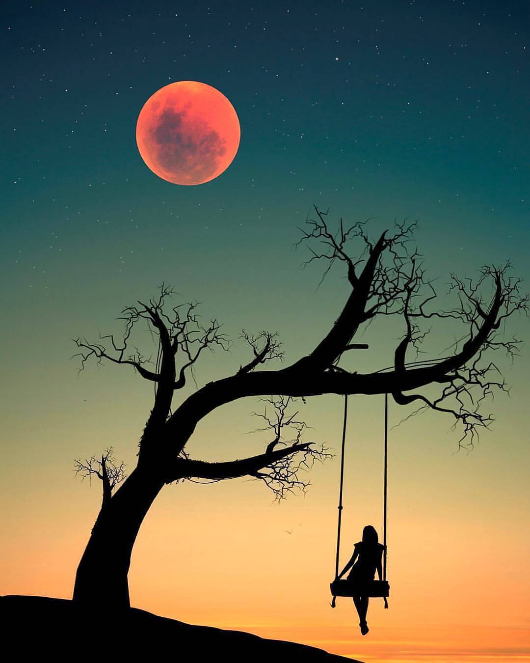Фото Девушка на качели на фоне неба с полной луной