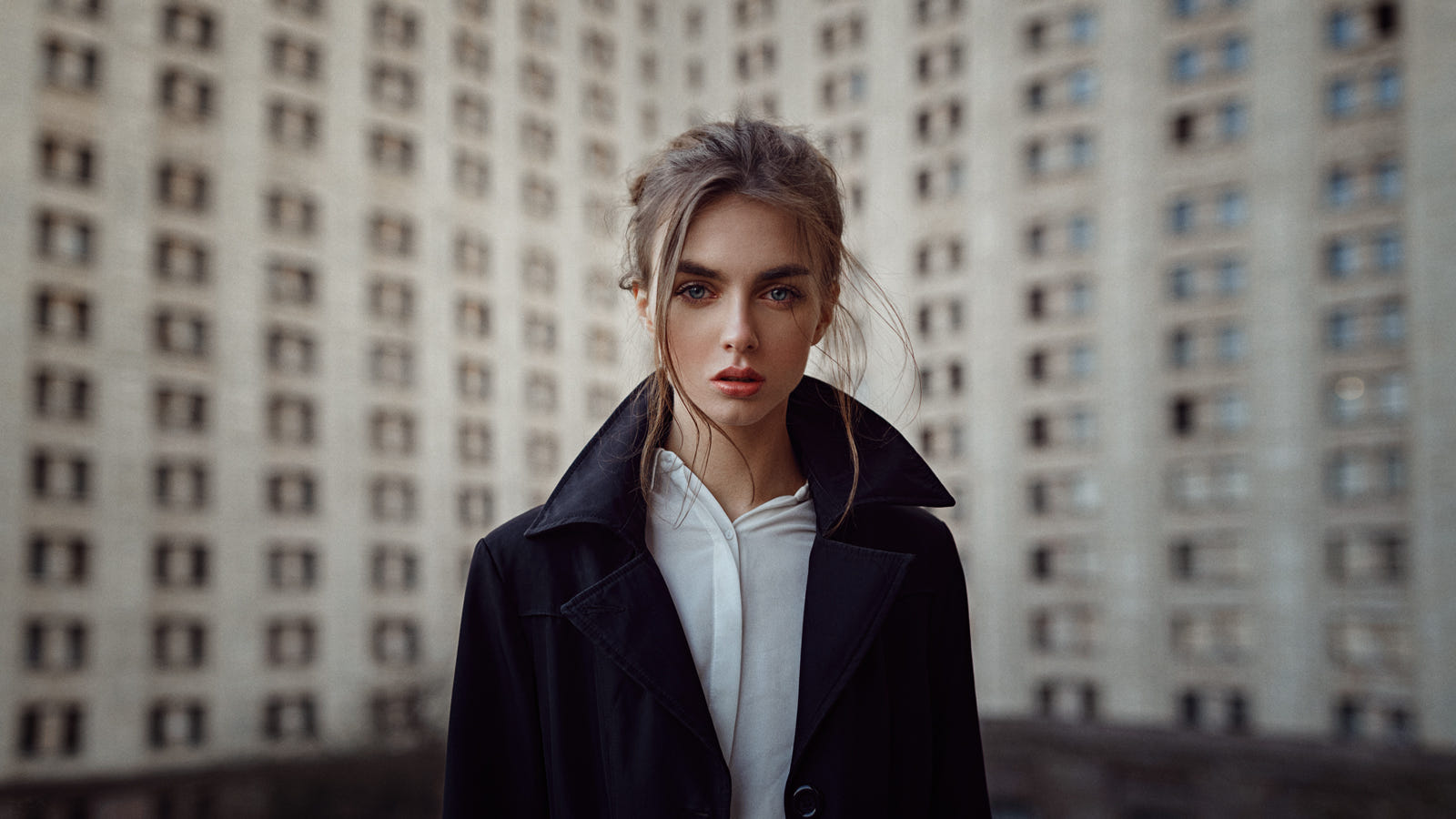 Фото Модель Вика стоит на фоне дома, фотограф Георгий Чернядьев