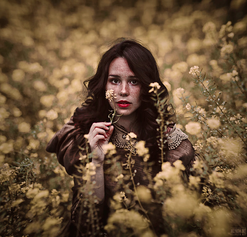 Фото Девушка сидит в цветах, фотограф Светлана Беляева