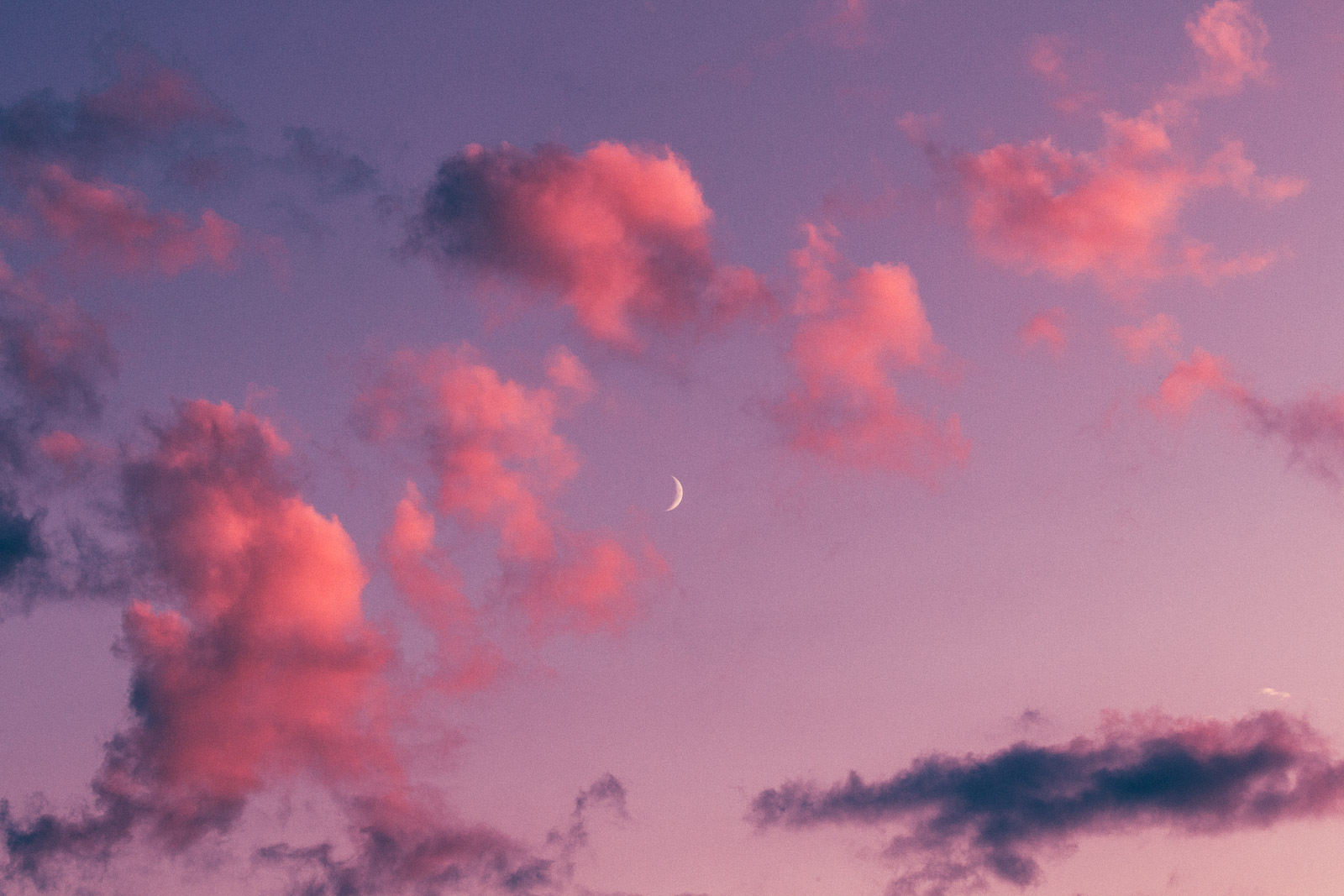 Розовое небо с облаками фон