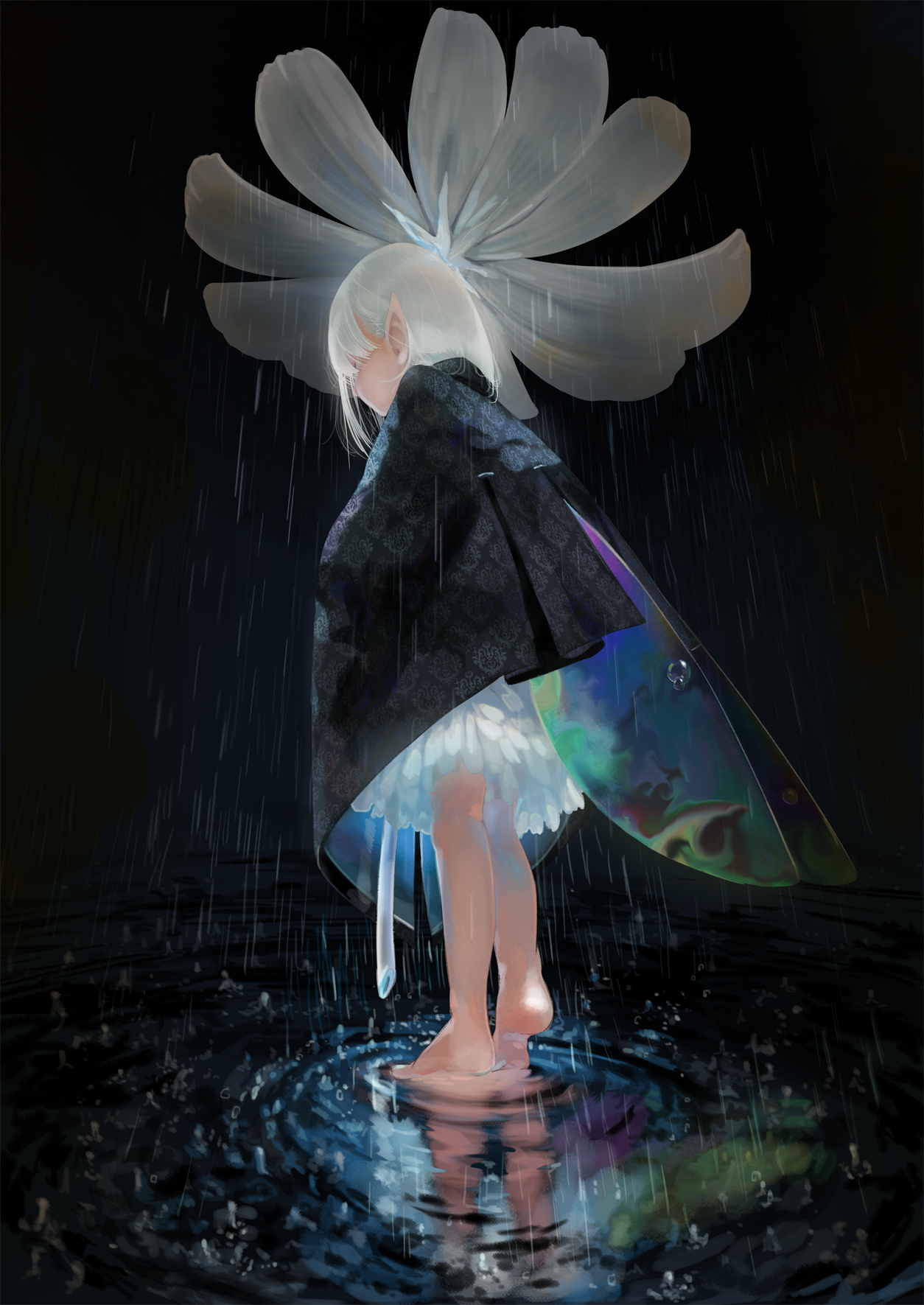Фото Белокурая феечка с разноцветными крыльями укрывается от дождя под белым цветком
