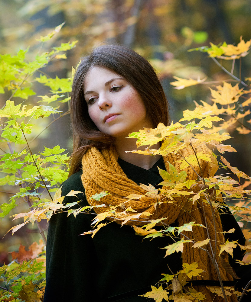 Фото Девушка стоит у осенней ветки. Фотограф Кабыжакова Валерия