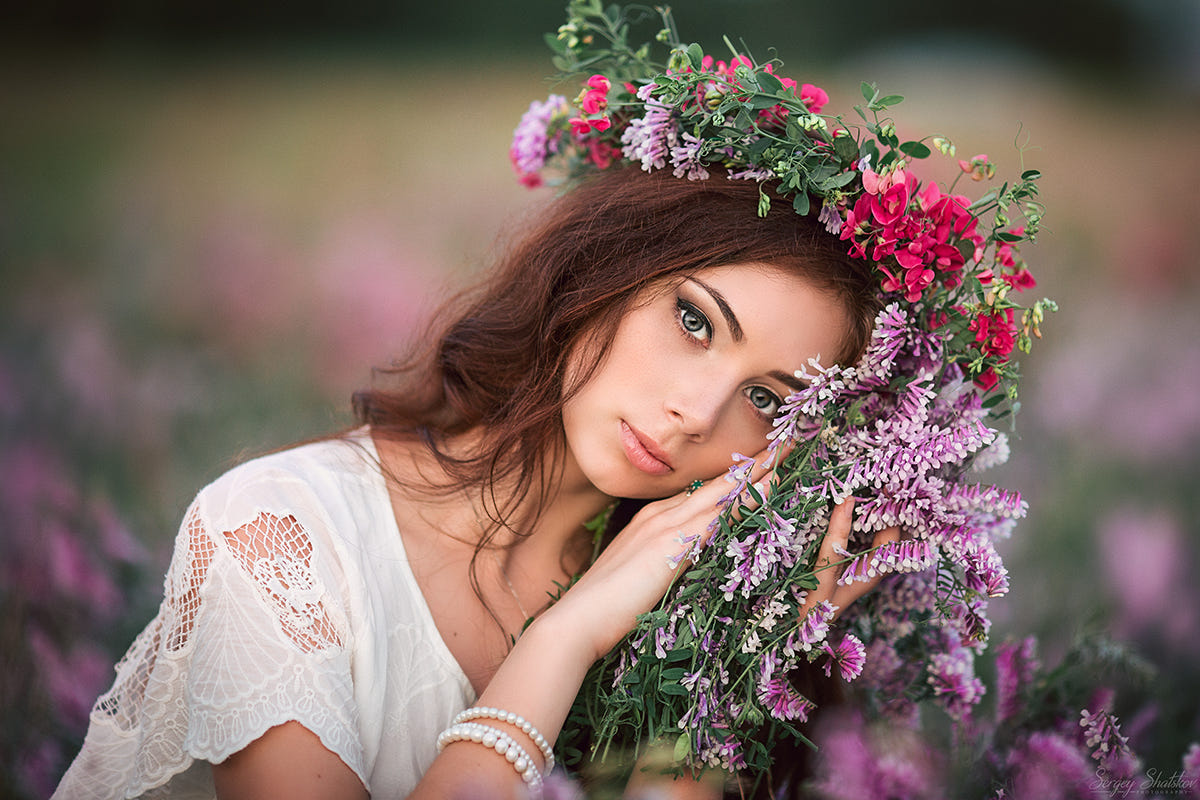 Модель Алена в венке держит цветы, фотограф Sergey Shatskov