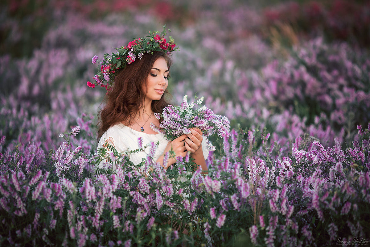  Модель Алена в венке держит полевые цветы, фотограф Sergey Shatskov