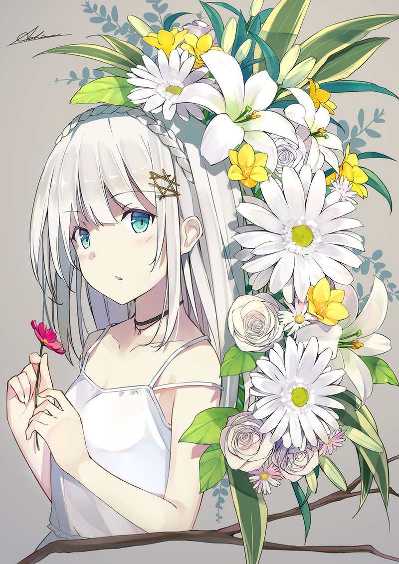 Фото Девушка стоит рядом с цветами и держит цветочек в руке