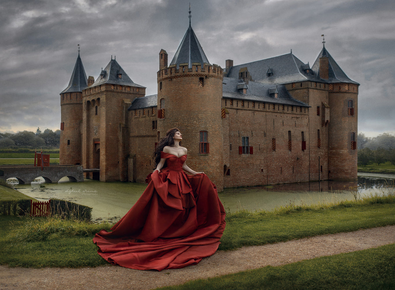 Фото Девушка в длинном красном платье стоит на фоне замка, фотограф Irina Dzhul