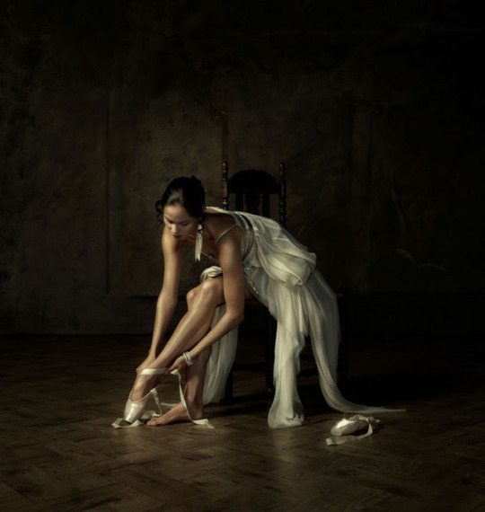 Фото Балерина подвязывает пуанту