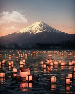 Фото Фонарики на воде у подножья вулкана Фудзияма, Япония / Fuji, Japan