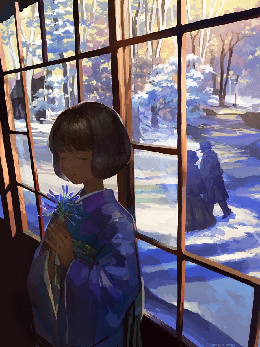 Фото Девочка с букетиком цветов стоит у окна