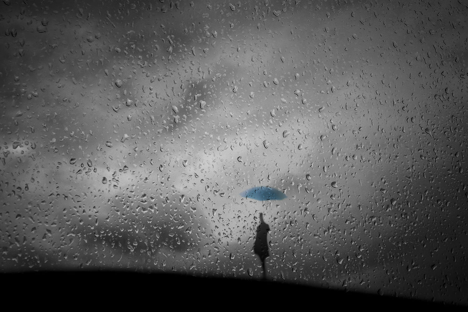 Фото Вид на девушку с голубым зонтом под дождем, фотограф Hengki Lee