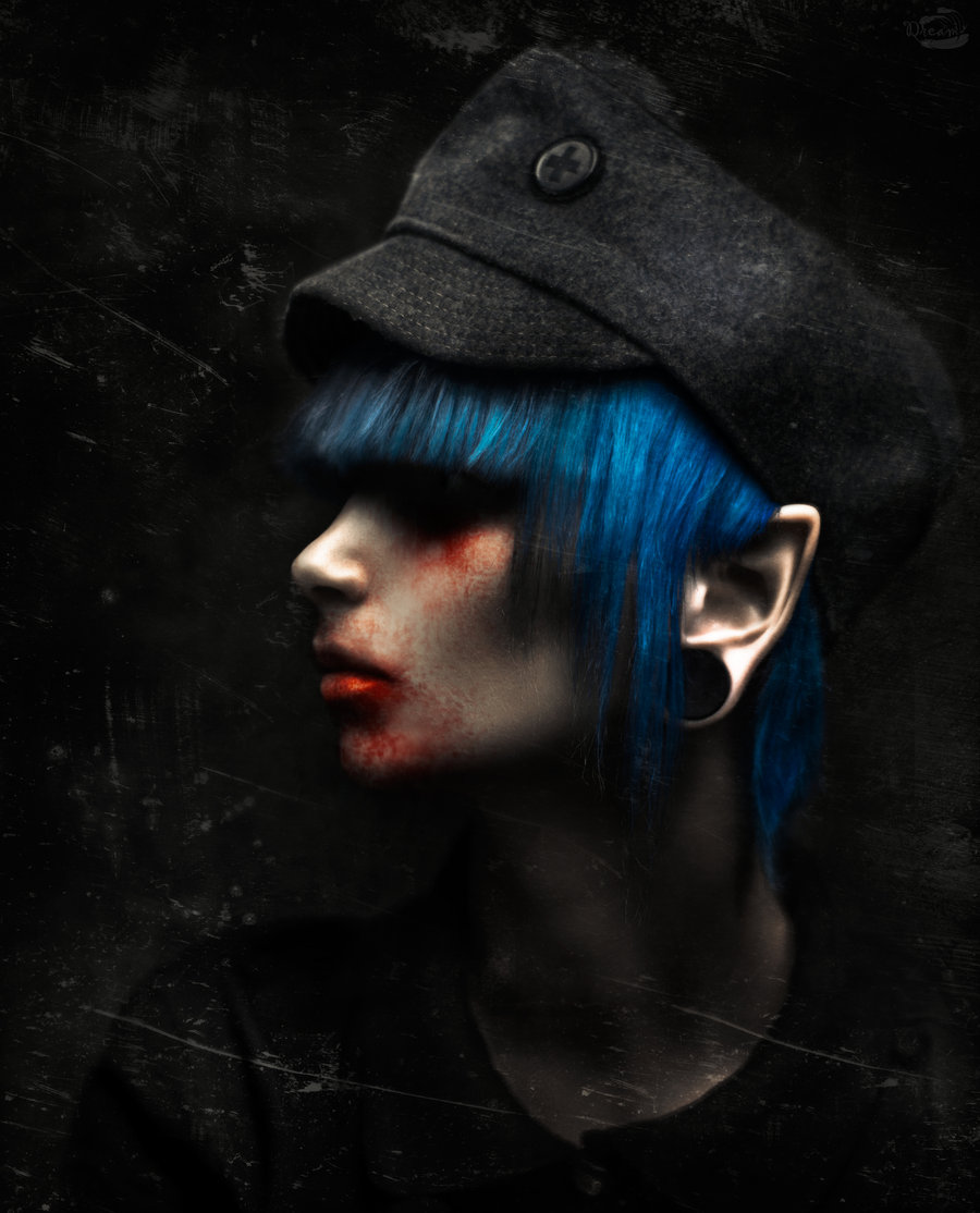 Фото Профиль измазанной в крови девушки с синими волосами и заостренными ушами с пирсингом, в черной кепи, by RiperJack