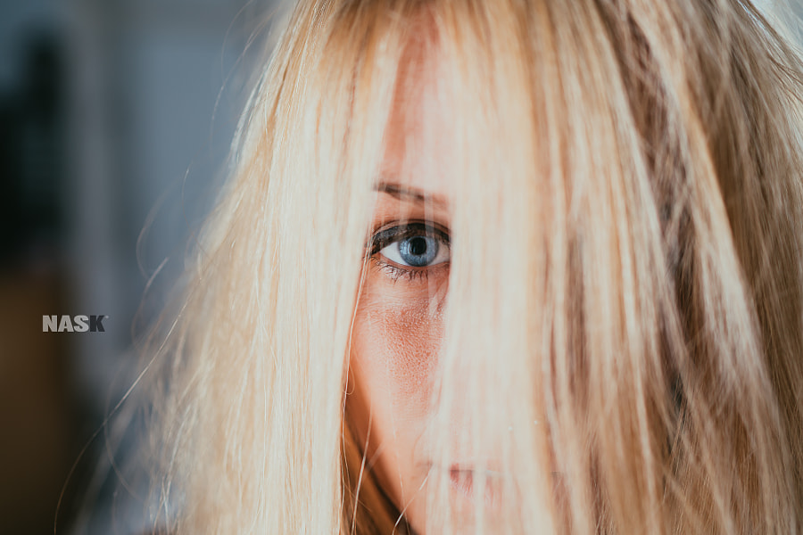 Фото Голубоглазая блондинка с распущенными волосами, прикрывшими ее лицо, фотограф Nask