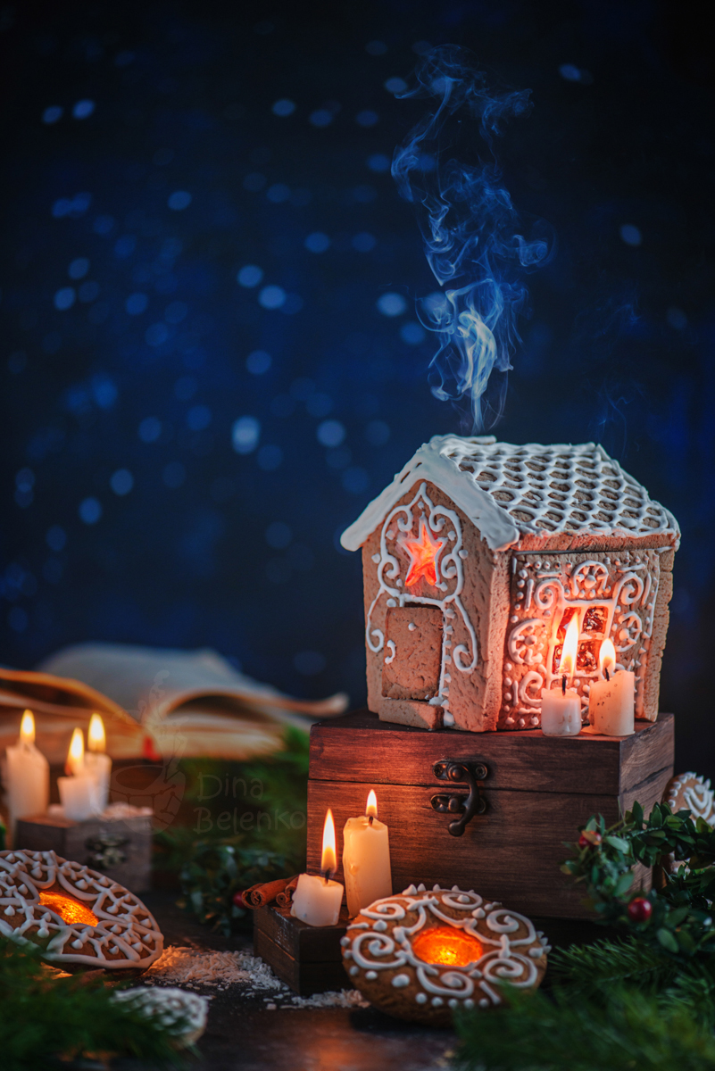 Фото Пряничный домик на сундуке, горящие свечи и елочные веточки. Рождественская ночь, by dinabelenko