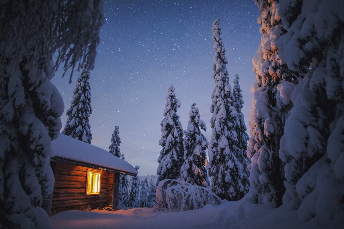  Дом, окруженный заснеженными деревьями, Лапландия / Lapland, фотограф Tiina Tоrmаnen