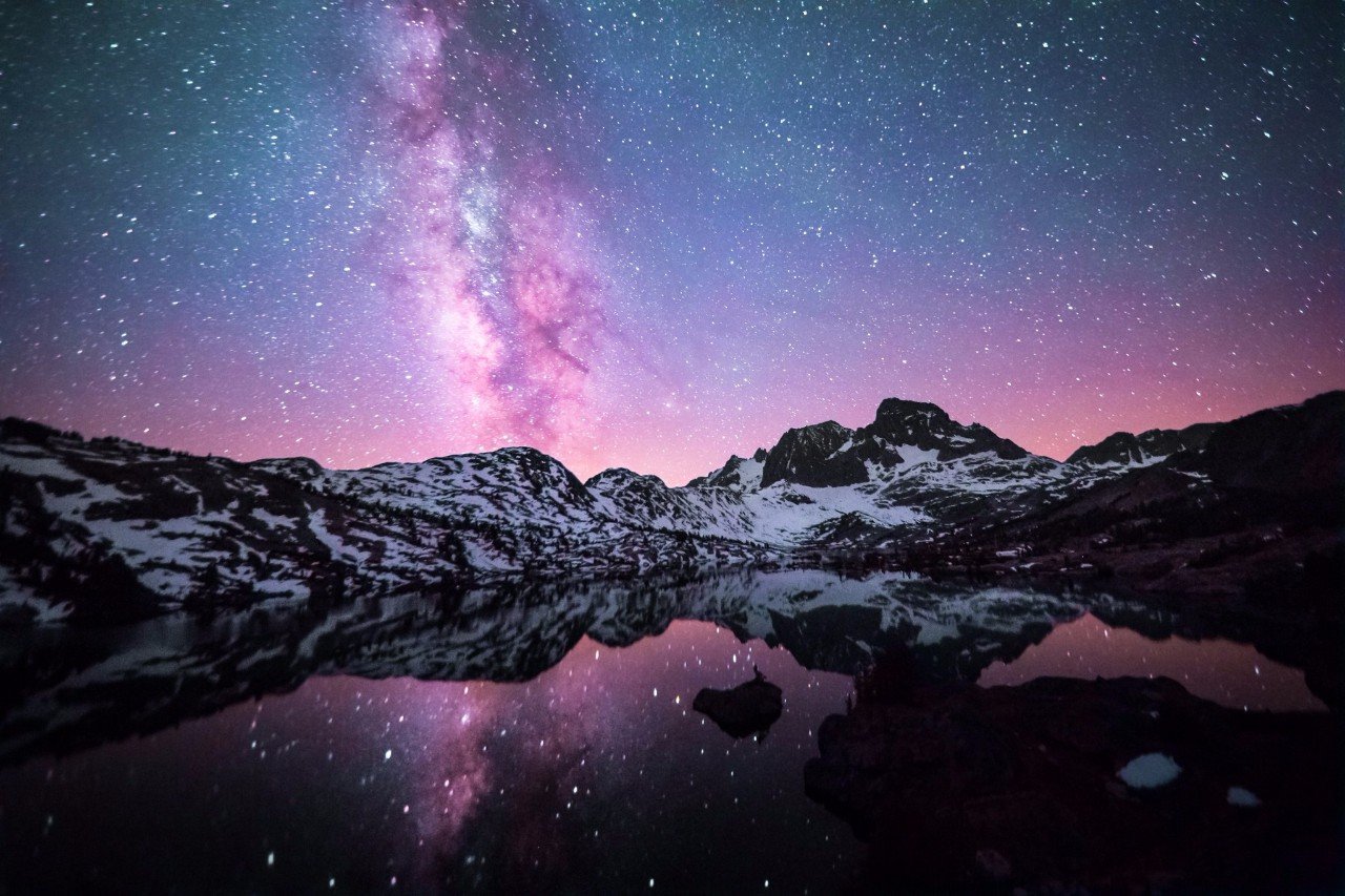 Фото Заснеженные горные образования Sierra Nevada, California / Сьерра-Невада, Калифорния под красивым звездным небом, отражающемся в озере Garnet / Гарнет