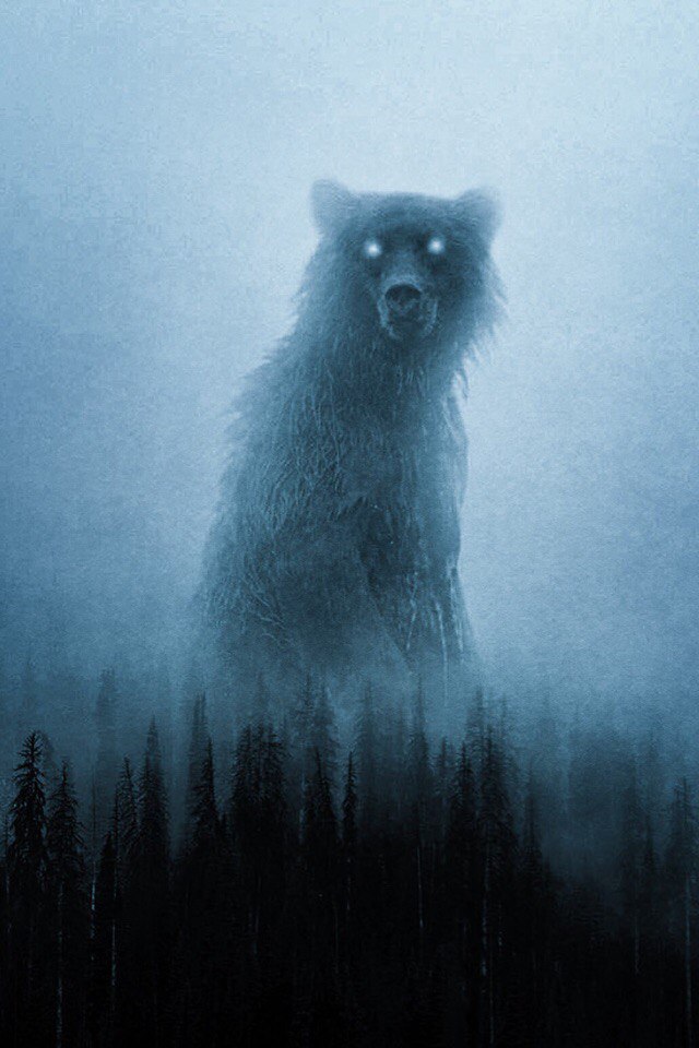 Фото Медведь-дух леса возвышается над деревьями