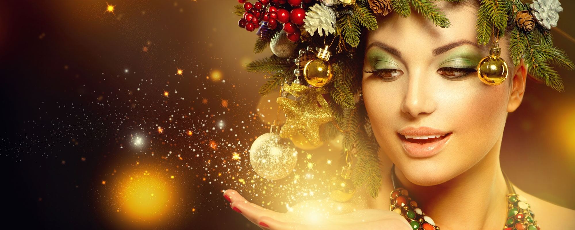 Фото Девушка с новогодней композицией на голове и светящийся пыльцой на руке