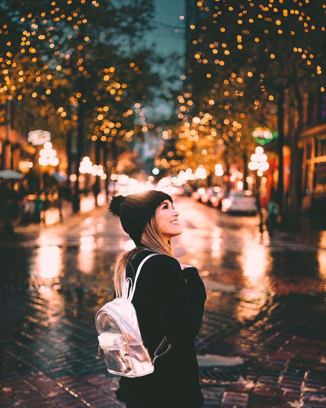 Фото Девушка с рюкзаком стоит но вечерней улице