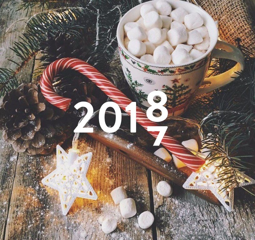 Фото Год с меняющейся цифрой на фоне новогодних предметов и еды