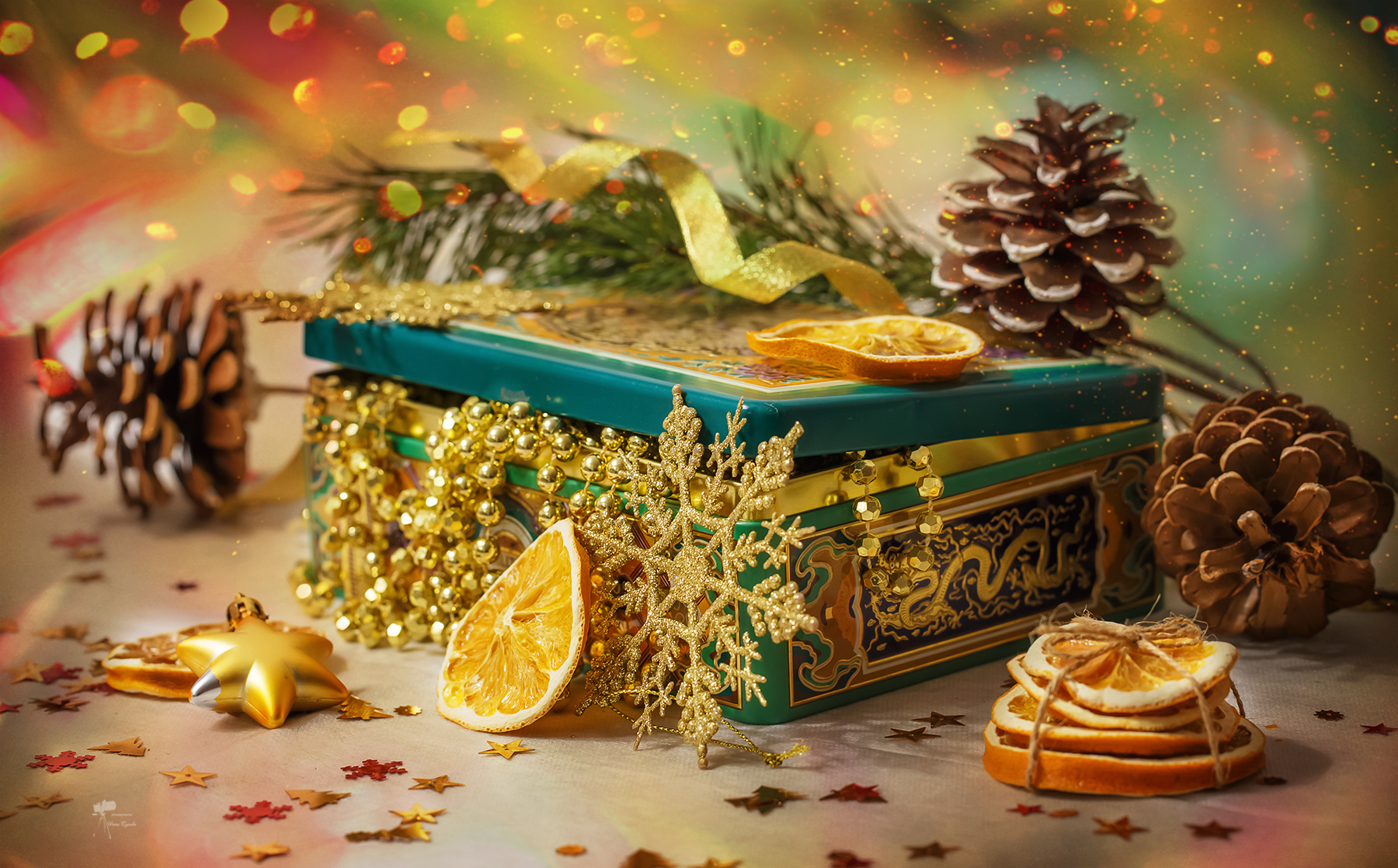 Новогодняя композиция со шкатулкой, шишками и фруктами, фотограф Ирина Сухова