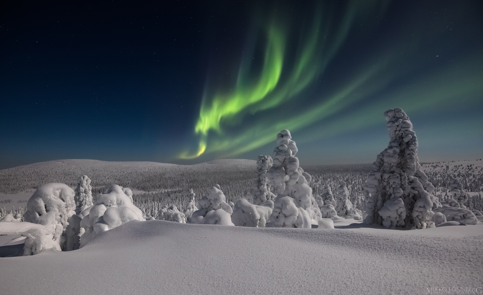 Фото Северное сияние в рождественскую зимнюю ночь, фотограф Mikko Lоnnberg