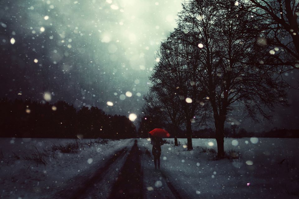 Фото Девушка с красным зонтом стоит на дороге под снегопадом, by Barbara Florczyk