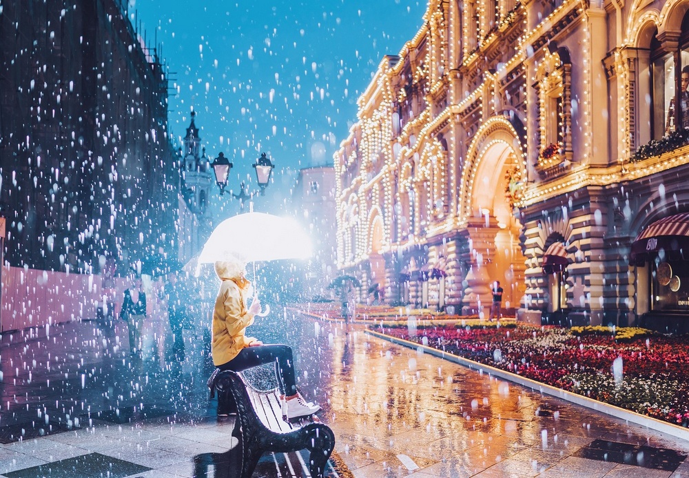 Фото Девушка с зонтом сидит на лавочке под снегопадом, фотохудожник Кристина Макеева