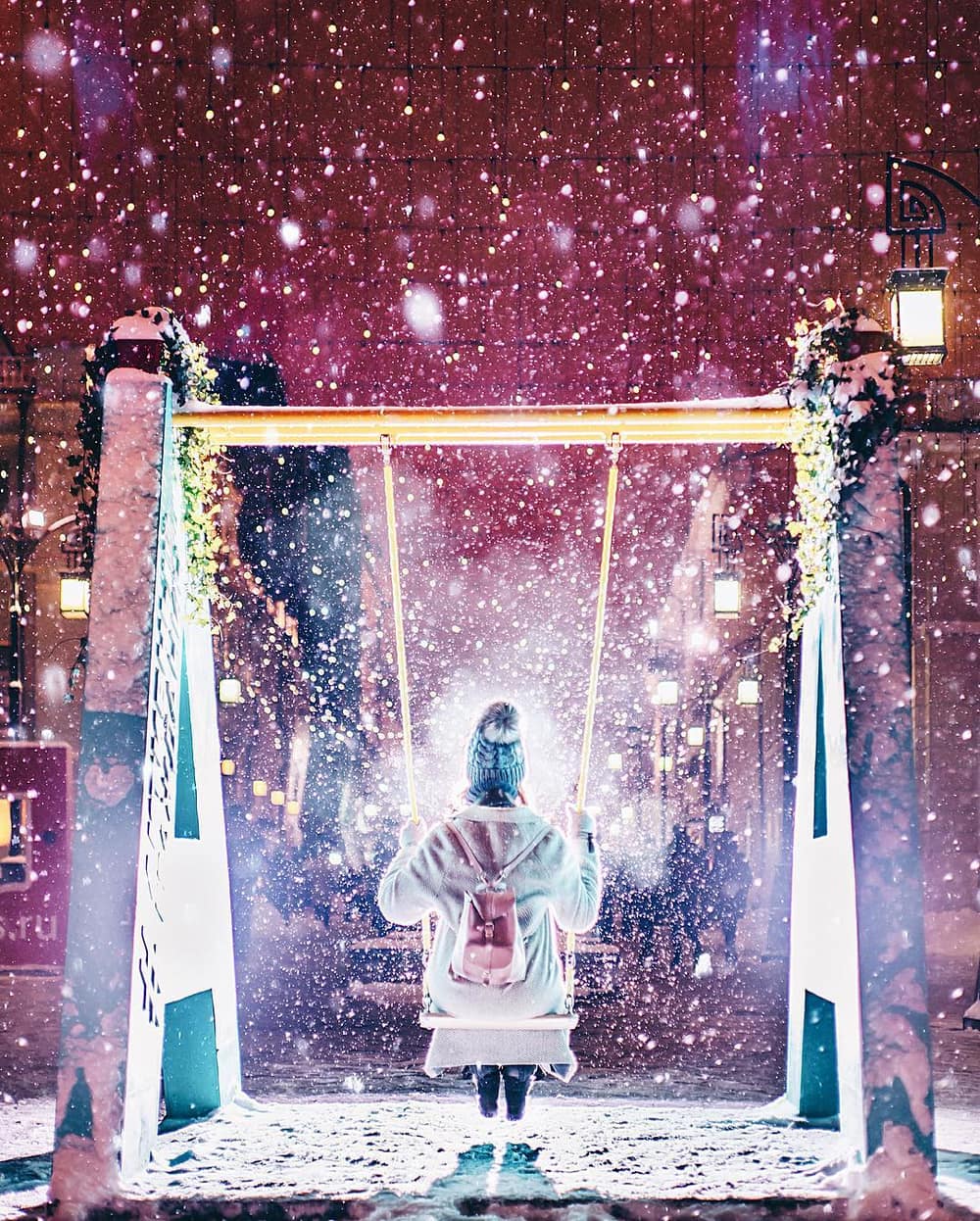 Фото Девушка на качели в ночном зимнем городе