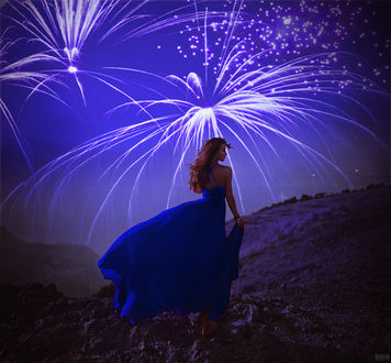 Фото Девушка в голубом платье стоит на фоне салюта в небе, фотограф Светлана Беляева (© zmeiy), добавлено: 13.01.2018 14:01