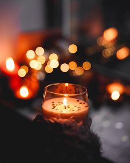 Фото Емкость со свечой в руке на фоне боке (© JeremeVoods), добавлено: 14.01.2018 04:29
