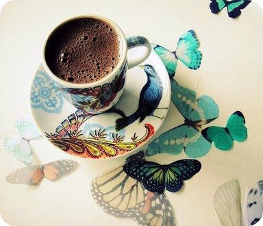 Фото Чашка с кофе на блюдце и бабочки на столе (© zmeiy), добавлено: 14.01.2018 11:23